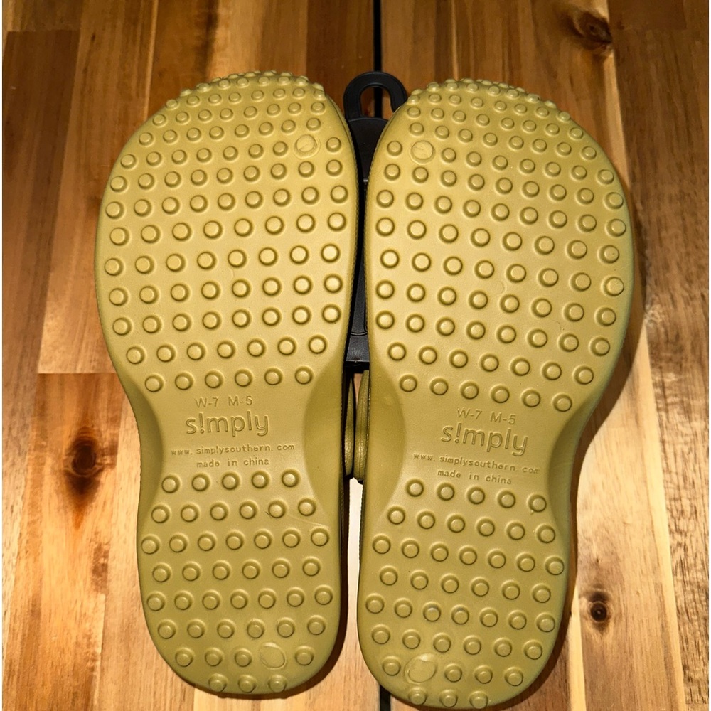 Simply Southern crocs never worn WITH TAG